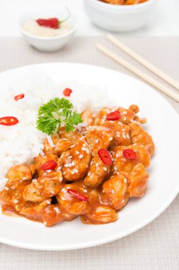 Susam ve pirinç ile domates soslu tavuk fileto