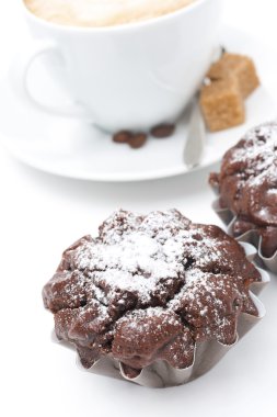 Çikolatalı kek ve bir bardak kahverengi şeker, closeup ile cappuccino