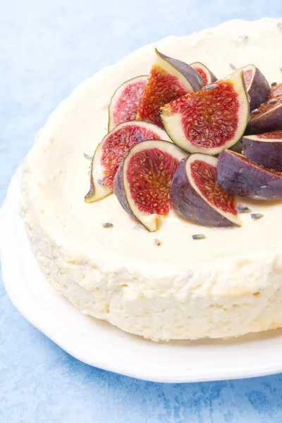 Cheesecake with honey and lavender decorated with fresh figs — Stock Photo, Image