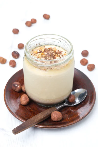 Yogur de chocolate y café con nueces en frasco de vidrio —  Fotos de Stock