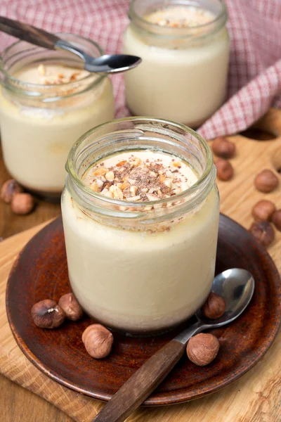 Yogurt al cioccolato e caffè con noci in barattoli di porzioni — Foto Stock