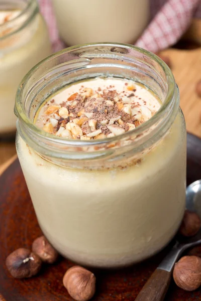 Yogur de chocolate y café con nueces en porciones, primer plano —  Fotos de Stock