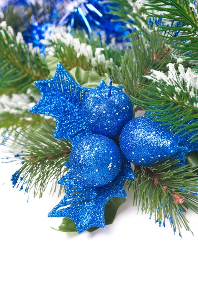 Kerstmis samenstelling met versieringen en Spar takken — Stockfoto