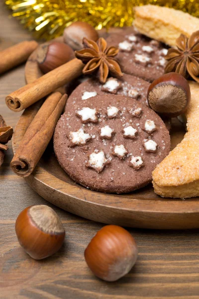Julkakor, kryddor och nötter, närbild — Stockfoto