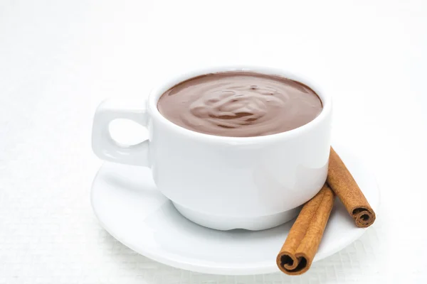 Kop warme chocolade met kaneel — Stockfoto