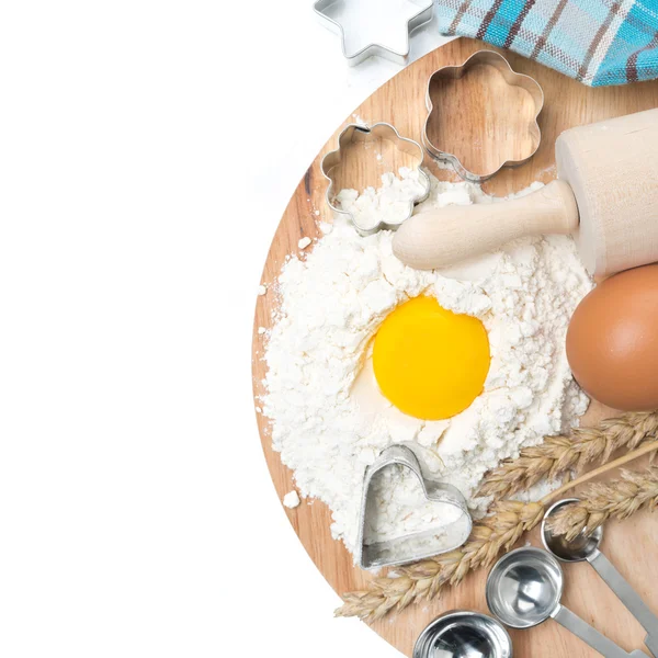 Flour, eggs, rolling pin, measuring spoons and baking forms — Stock Photo, Image