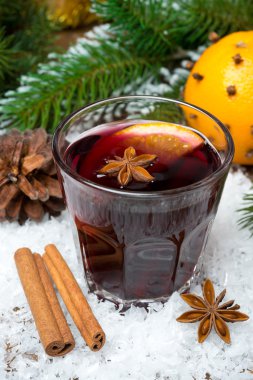 Baharatlı mulled şarap cam kar, dikey