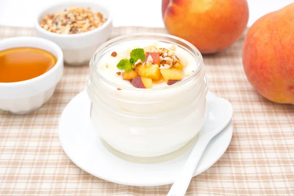 Домашний йогурт с медом, свежими персиками и орехами — стоковое фото