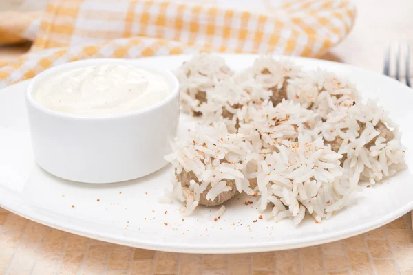 Albóndigas de ternera con arroz blanco y salsa de yogur, primer plano —  Fotos de Stock