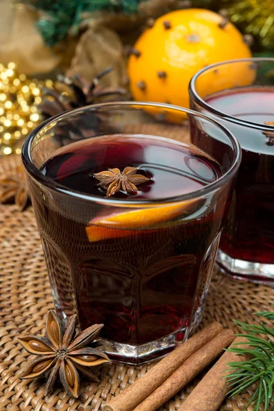 Vin brulè con spezie in bicchieri, primo piano — Foto Stock