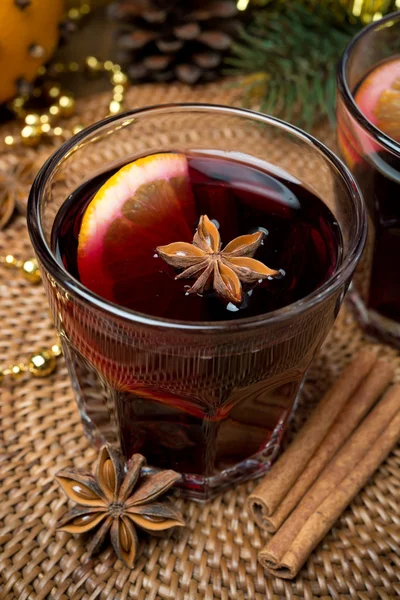 Glühwein mit Gewürzen im Glas, Draufsicht — Stockfoto