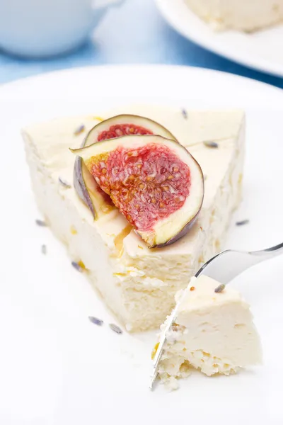 Piece of cheesecake with honey and lavender and fresh figs — Free Stock Photo