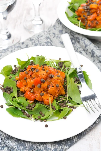 Salad with arugula, black lentils and vegetable stew — Stock Photo, Image