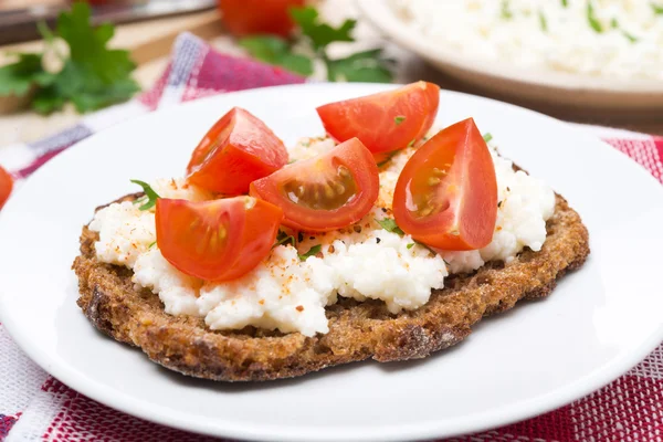 Sanduíche com queijo caseiro, pimenta e tomate cereja — Fotografia de Stock