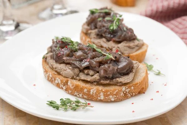 Toast with liver pate and caramelized red onion, close-up — Stock Photo, Image