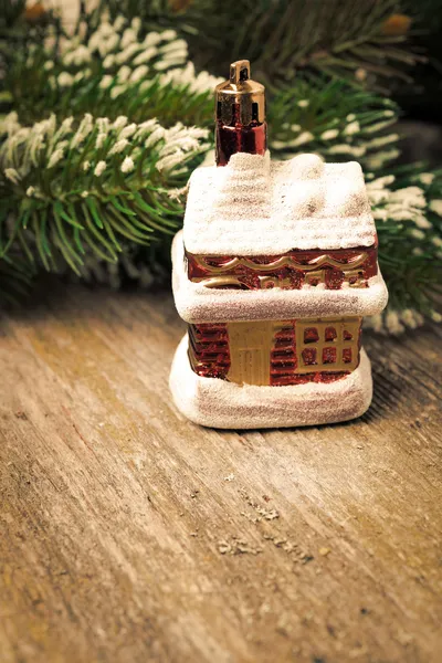 云杉分支与雪和圣诞树装饰品 — 图库照片