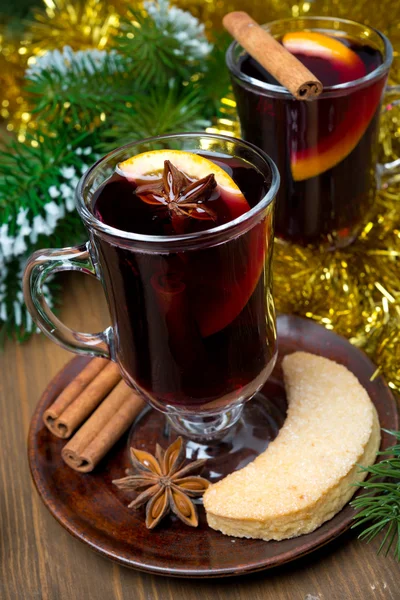 Deux verres de vin chaud avec des épices dans un verre et des biscuits — Photo