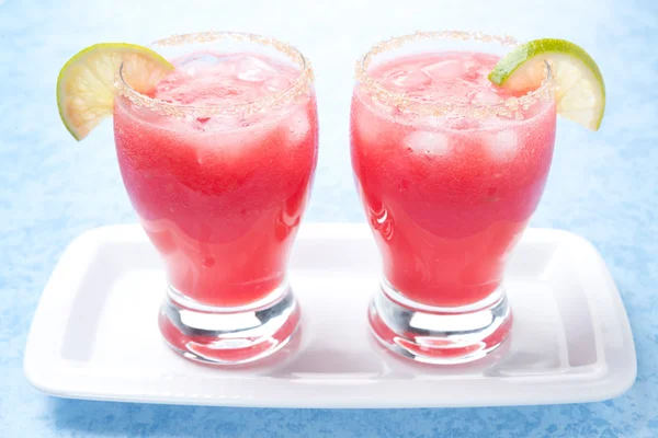 Två glas av vattenmelon cocktail med brunt socker och lime — Stockfoto