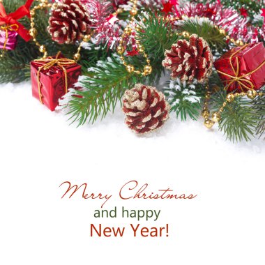 çam dalları, kızıl çam kozalakları, süslemeler ile Noel kompozisyon