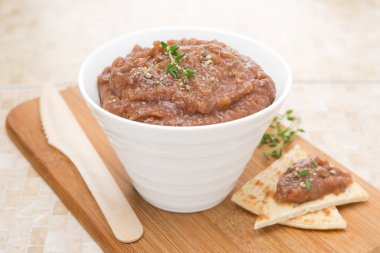 pate, közlenmiş patlıcan ve domates ahşap oyun tahtası
