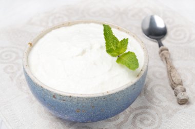 kalın ev yapımı yoğurt nane ile dekore edilmiştir.