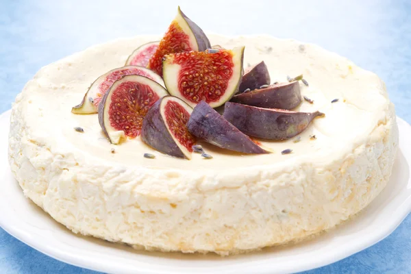 Cheesecake with honey and lavender decorated with fresh figs — Stock Photo, Image