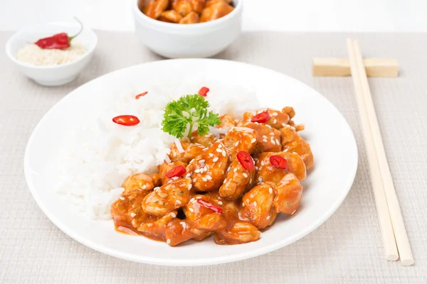 Chicken in tomato sauce with sesame seeds and rice — Stock Photo, Image