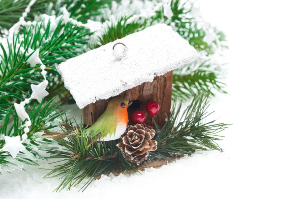 Новорічна композиція з ялиновими гілками та пташиним будиночком, ізольована — стокове фото
