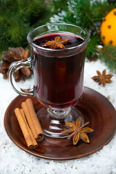 Weihnachtsglühwein mit Gewürzen im Glas — Stockfoto