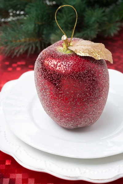Juego de mesa de Navidad con una manzana decorativa, primer plano —  Fotos de Stock