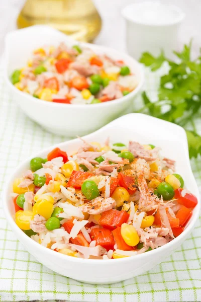 Colorful salad with corn, green peas, rice, red pepper and tuna — Stock Photo, Image