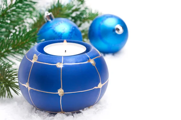 Composition avec bougie allumée et boules de Noël bleues — Photo