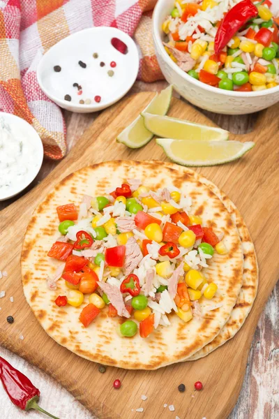 Salada vegetal colorida com atum em tortilhas de trigo — Fotografia de Stock