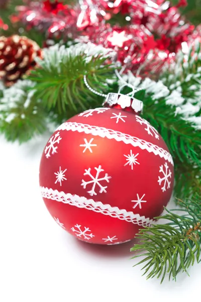 Composição com bola de Natal vermelho e ramos de abeto — Fotografia de Stock