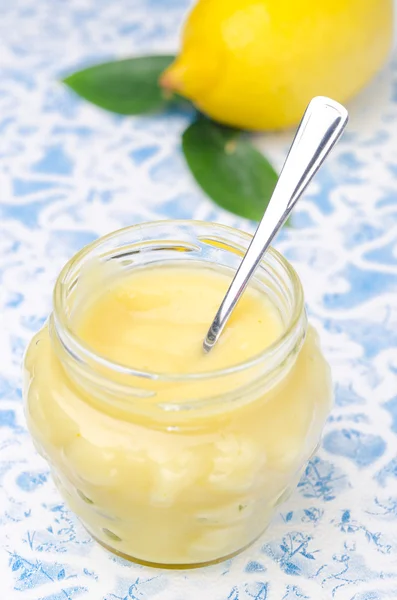 Homemade lemon curd in a glass jar closeup, top view — Stock Photo, Image