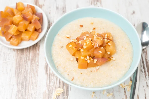 Havregrynsgröt med karamelliserade persikor till frukost, ovanifrån — Stockfoto
