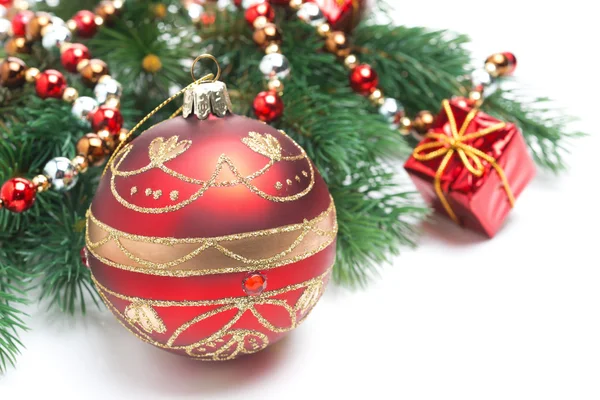 Rosso palla di Natale e rami di abete rosso, isolato — Foto Stock