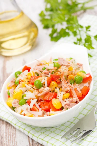 Salát s kukuřicí, zelený hrášek, rýže, paprika a tuňáků v misce — Stock fotografie