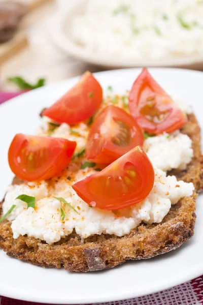 Smörgås med hemgjord färskost, peppar och körsbärstomat — Stockfoto