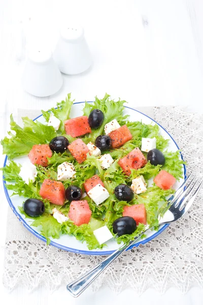 Görögdinnye feta sajttal, olajbogyó, a tányéron salátával — Stock Fotó