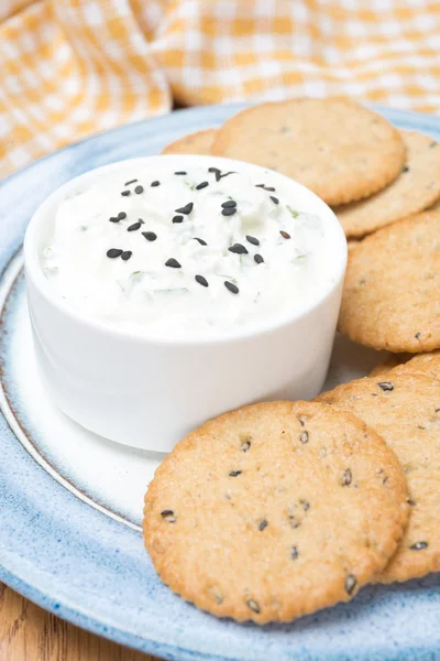 Snack - salsa con queso feta y galletas integrales —  Fotos de Stock