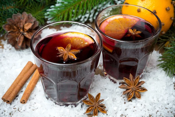 Gekruide warme wijn in glazen op de sneeuw — Stockfoto