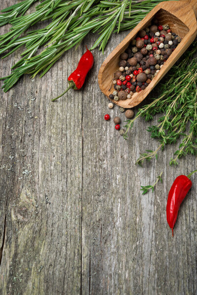 Специи и травы на деревянном фоне (и место для текста
)