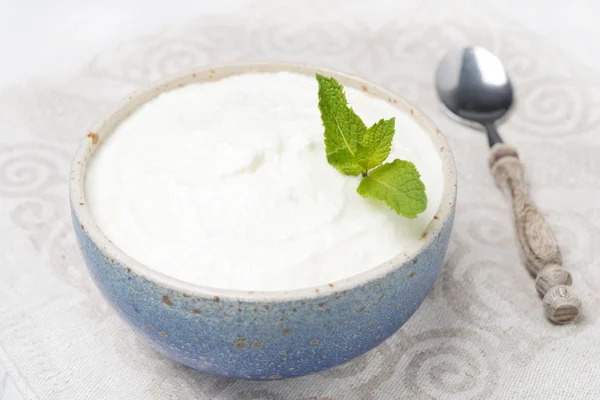 Silný domácí jogurt, zdobené mátou — Stock fotografie