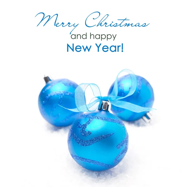 Τρεις μπλε μπάλες Χριστούγεννα, απομονώνονται σε λευκό φόντο — Φωτογραφία Αρχείου