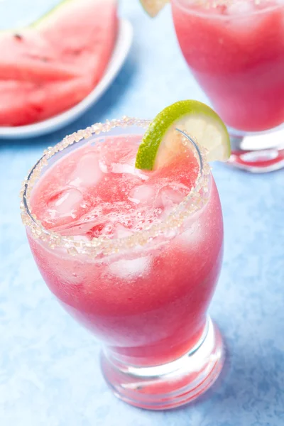 Vattenmelon cocktail med brunt socker och lime i ett glas — Stockfoto