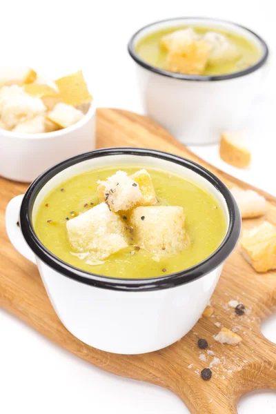 Zucchini soup with croutons on a wooden board, close-up — Stock Photo, Image