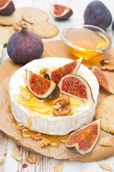 Camembert kaas met honing, vijgen, walnoten en crackers — Stockfoto