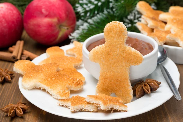 Kerst Ontbijt - toast in de vorm van kleine mannetjes — Stockfoto