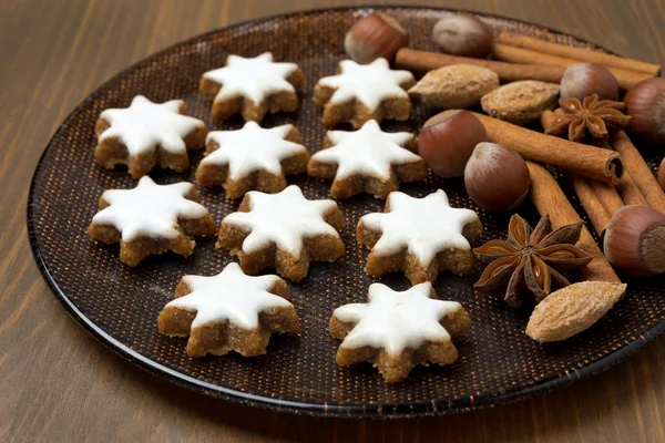 Weihnachtsplätzchen und Gewürze auf einem Teller, Nahaufnahme — Stockfoto